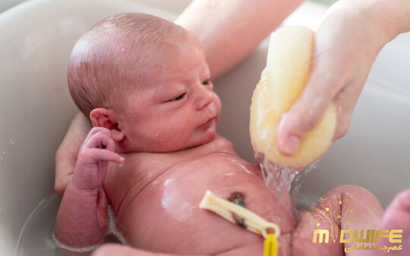 مراقبت از ناف نوزاد بعد از افتادن 5 شستن و حمام کردن بند ناف نوزاد